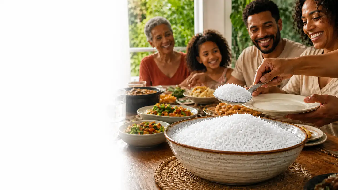 Família reunida à mesa com arroz servido